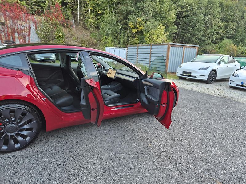 Tesla Model 3 PERFORMANCE 393kw SOH 95,1% - fotka 17 z 45