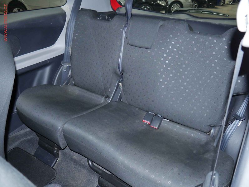 Toyota Yaris (2007) 1.0i, ČR, Klima - fotka 10 z 16