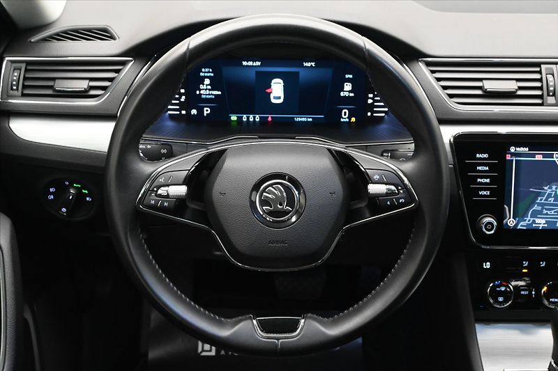 Škoda Superb 2,0 TDI 110 kW DSG TAŽNÉ NAVI - fotka 18 z 31