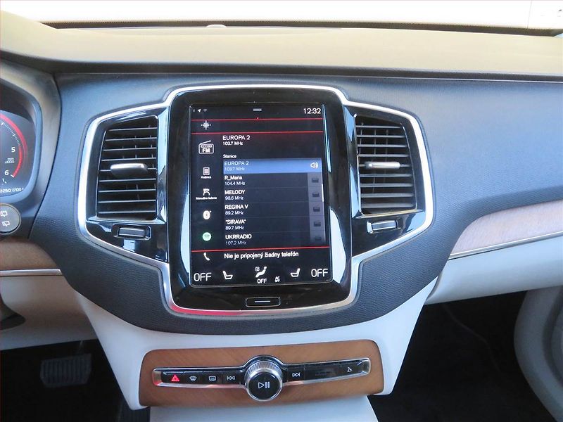 Volvo XC90 (2017) D5 AWD - fotka 12 z 18