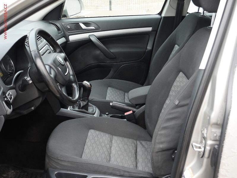 Škoda Octavia (2012) 1.2 TSI, ČR, AC, STK4/28 - fotka 9 z 16