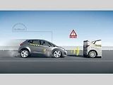Kategorie ochrany dospělých – test účinnosti systému automatického nouzového brzdění auta (AEB) při rychlosti 10 až 50 km/h.