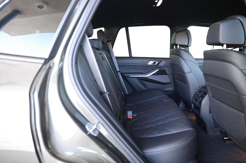 BMW X5 xDrive40i - fotka 6 z 32