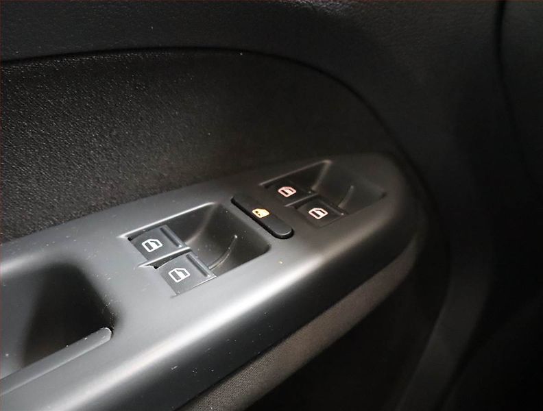 Volkswagen Touran (2009) 2.0 TDI, nová STK, Tažné - fotka 16 z 18