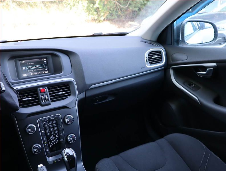 Volvo V40 (2016) 2.0 D2, Serv.kniha - fotka 8 z 16