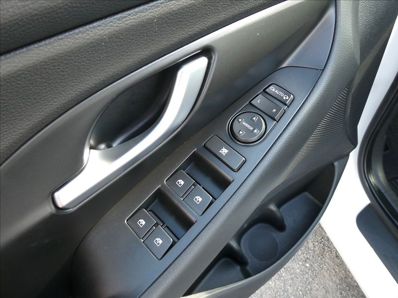 Hyundai i30 1,0 T-GDi 88kW Smart,ČR,naviga - fotka 32 z 43