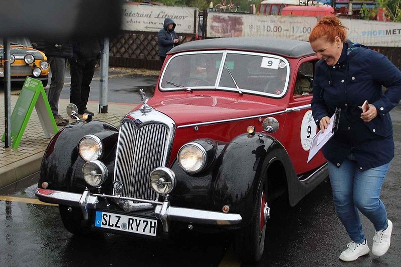 12. Rallye Elbflorenz projela Ústeckým a Karlovarským krajem. Na snímku je vítězná posádka Gerd Lambert a Michael Lörke, kteří tvořili tým Youngtimer United, s vozem Porsche 911 SC Targa z roku 1979.