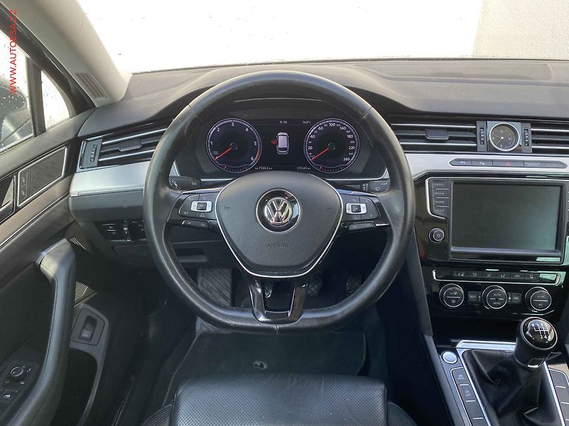 Volkswagen Passat (2016) 2.0 TDi, Highline, panor - fotka 11 z 20