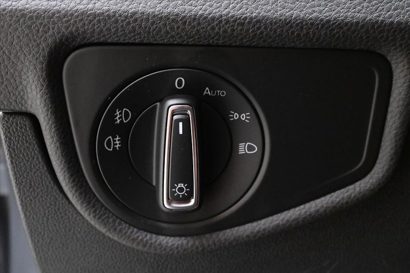 Volkswagen Touran 2,0 TDI 110KW DSG 7míst Záruka - fotka 28 z 34