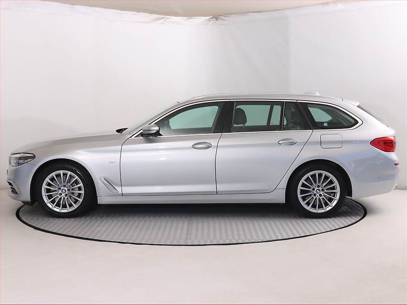 BMW Řada 5 (2017) Luxury Line 530d - fotka 3 z 21