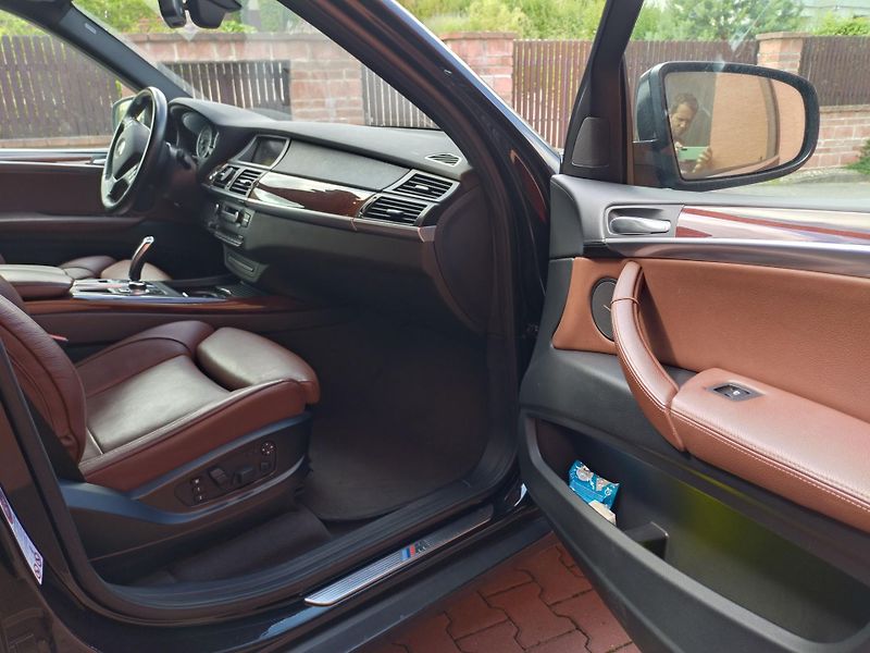 BMW X5 (2010) M-packet - fotka 22 z 28