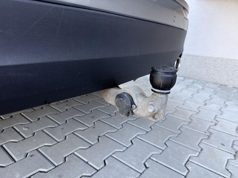 Volvo XC60 B4 AWD (nafta) // REZERVACE - fotka 17 z 47