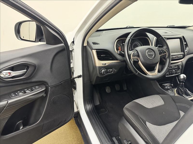 Jeep Cherokee 2,0 103kW 4X4 AC NAVI SENZORY - fotka 28 z 41
