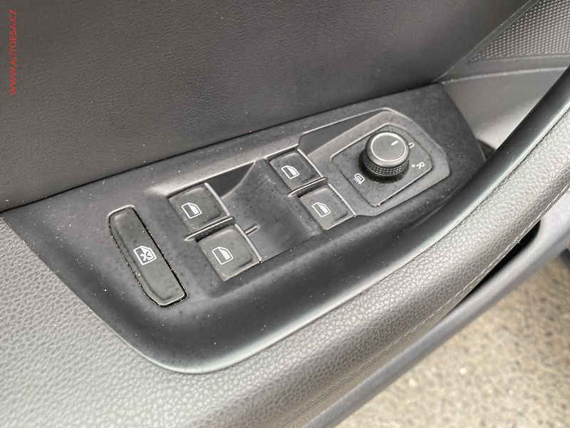 Volkswagen Passat (2014) 2.0 TDI 4Motion, ČR - fotka 13 z 19