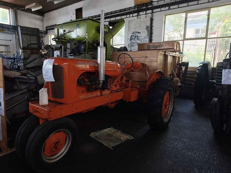 Žlutý Zetor 25 ve Skalné. V roce 1946 ho nastříkali barvou po Afrikakorpsu