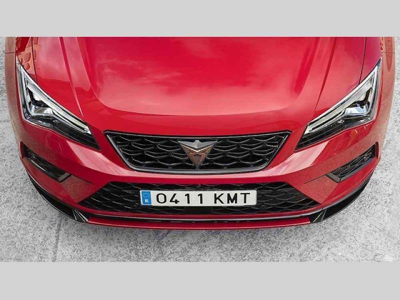 Auto poskytuje dostatek řidičské zábavy