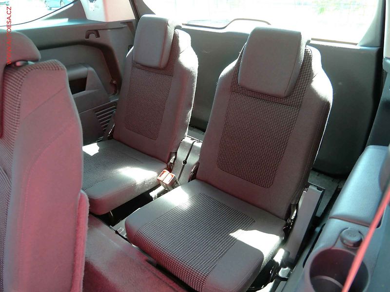 Peugeot 5008 (2015) 1.6 BlueHDi, ČR, Allure, navi - fotka 11 z 21