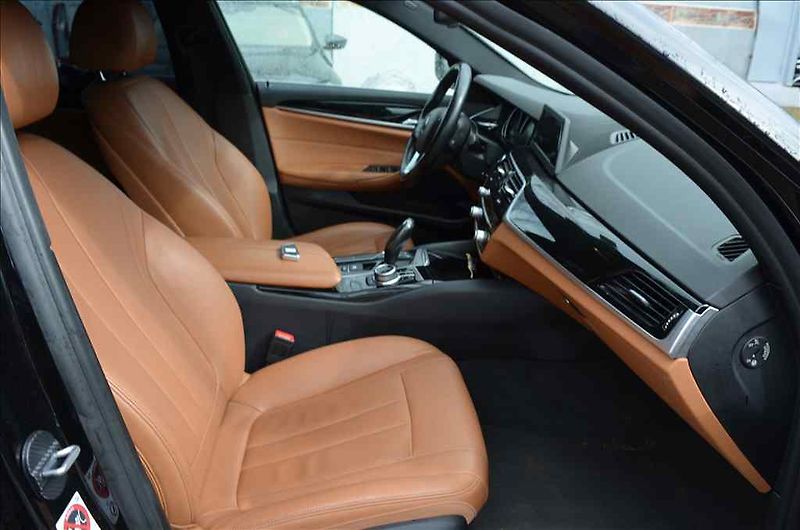 BMW Řada 5 (2017) 520D - fotka 18 z 20