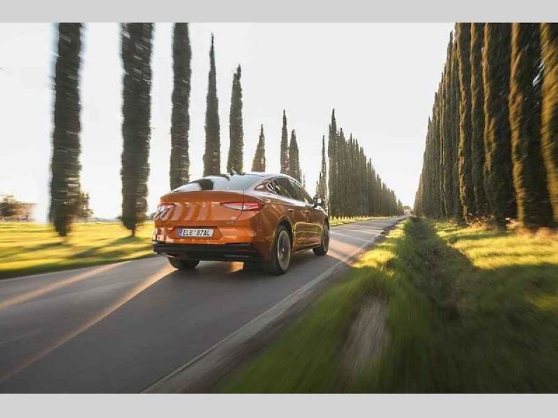 Plně elektrické SUV Škoda Enyaq Coupé iV (na snímku) se představilo v roce 2022 a vzbudilo u zákazníků velký zájem. Automobilka zrychluje svoji elektrickou ofenzivu: do roku 2026 představí tři zcela nové elektrické modely a další budou následovat.