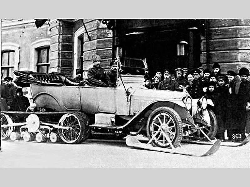 Automobil cara Mikuláše II. vybavený pásovým podvozkem Adolpha Kégresse.