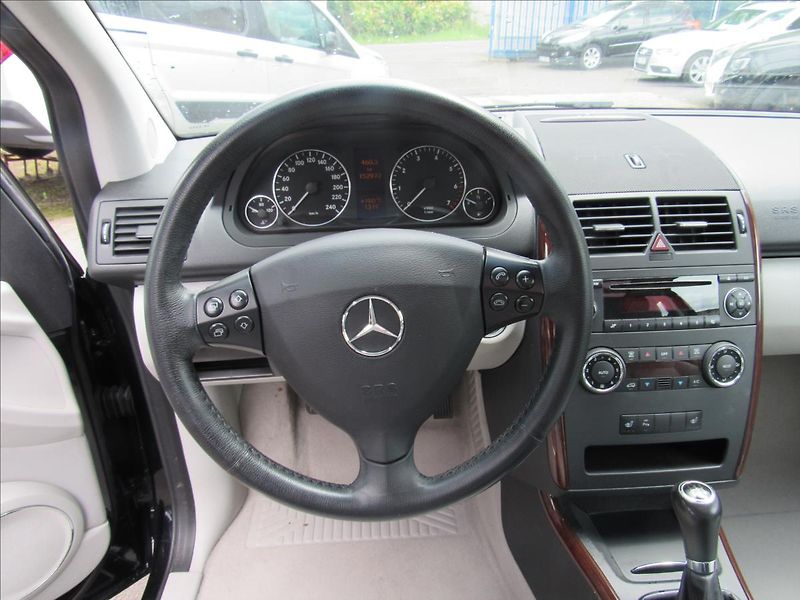Mercedes-Benz Třídy A 1,5 A150 Elegance 70KW - fotka 12 z 26