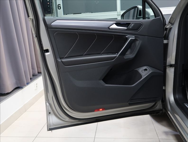 Volkswagen Tiguan 2,0 TDI DSG 4MOTION R-LINE - fotka 8 z 55