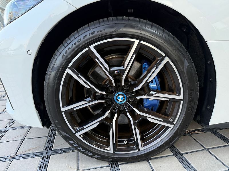 BMW Ostatní eDrive 40 LASER H&K HUD Mpaket - fotka 8 z 45