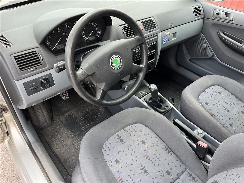 Škoda Fabia 1,4 MPi ALU STK 5/2028 - fotka 9 z 25