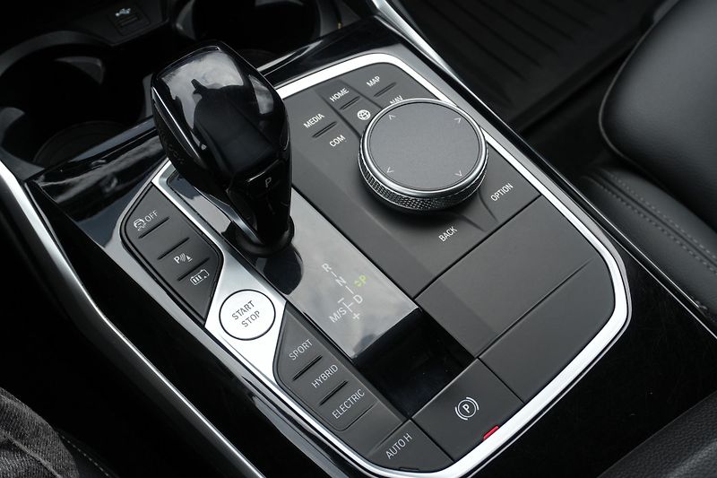 BMW Řada 3 330e xDrive, ACC, Tažné - fotka 22 z 39