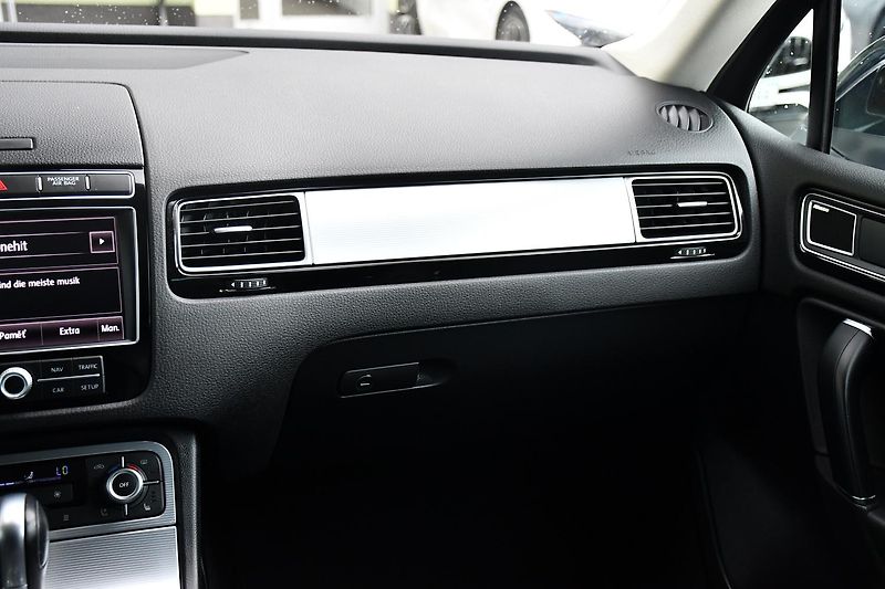 Volkswagen Touareg 3.0TDi V6 4M R-LINE TAŽNÉ ČR - fotka 10 z 44
