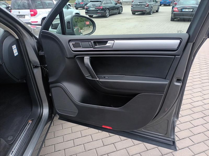 Volkswagen Touareg 3,0 TDI 193Kw,R-Line,ČR,TAŽNÉ, - fotka 25 z 50