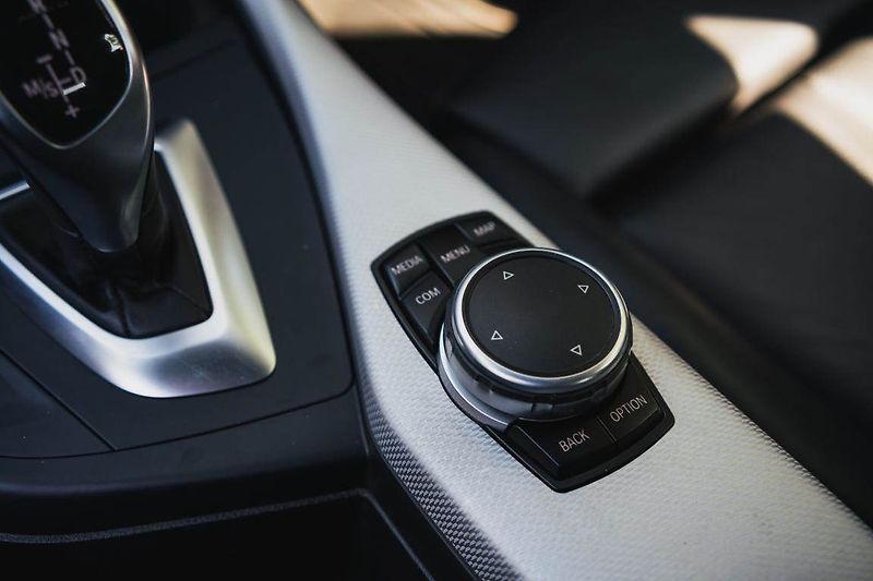 BMW Řada 1 (2016) M140i xDrive - fotka 26 z 31