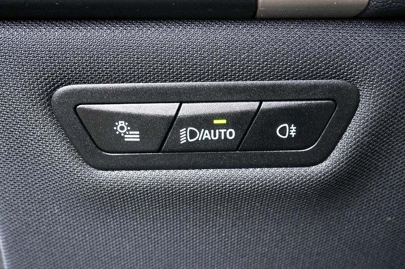 BMW iX 40, SoH 96,8%, SkyLounge,Tažné - fotka 25 z 37