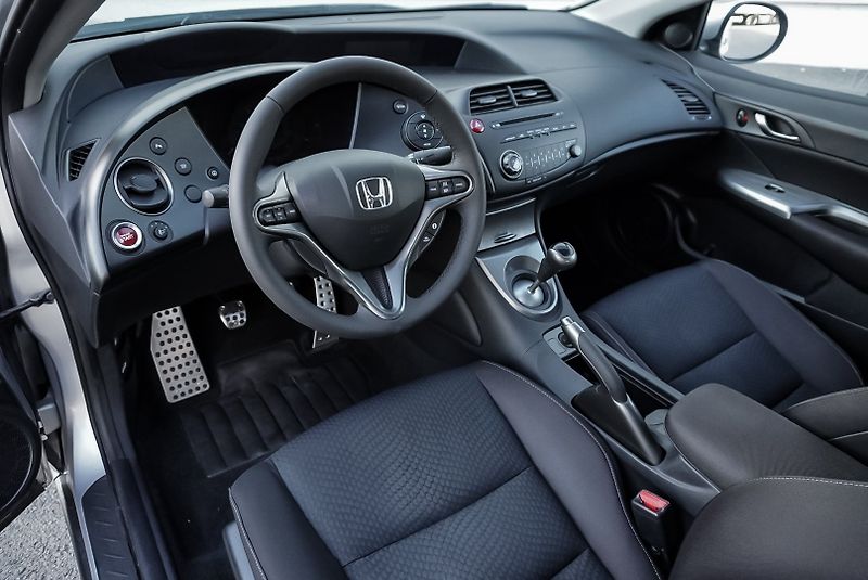 Honda Civic 1.4 i-Vtec ELEGANCE - fotka 15 z 21