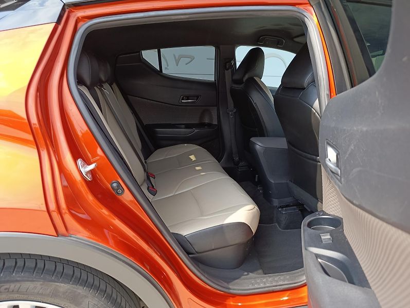 Toyota C-HR 2.0HEV PREMIERE ČR 1.MAJITEL - fotka 16 z 35