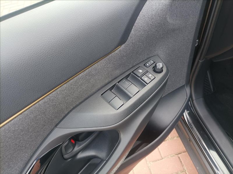 Toyota Yaris Cross 1,5 Premiere Edition - fotka 11 z 25