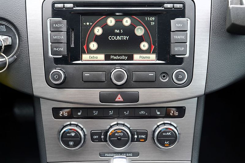 Volkswagen Passat 2.0 TDI DSG 140PS/navigace - fotka 28 z 32