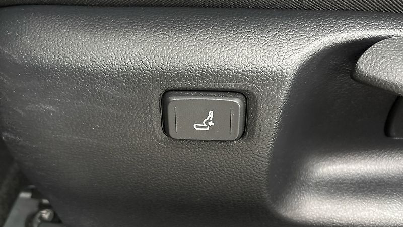 Toyota Corolla 1.8 Hybrid AUT Active Sedan - fotka 21 z 25