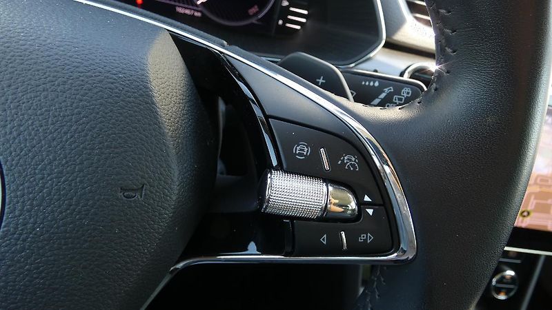 Škoda Superb 2,0 TDI DSG Style - fotka 13 z 26