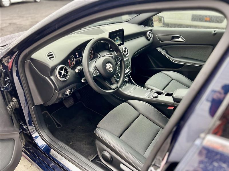 Mercedes-Benz Třídy A 180 d Sport automat - fotka 12 z 45