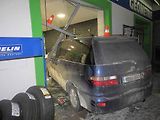 Auto vjelo do prodejny.