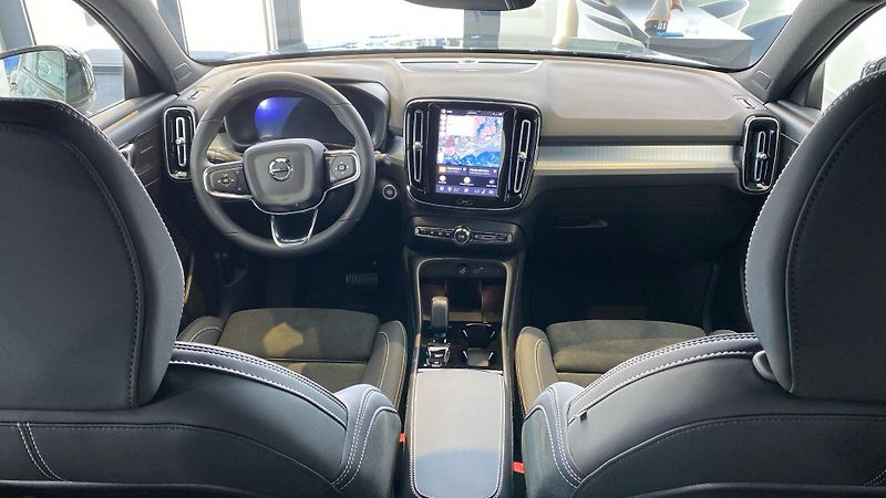 Volvo XC40 (2026) PLUS DARK, B4 FWD, 145+10 kW / - fotka 10 z 15