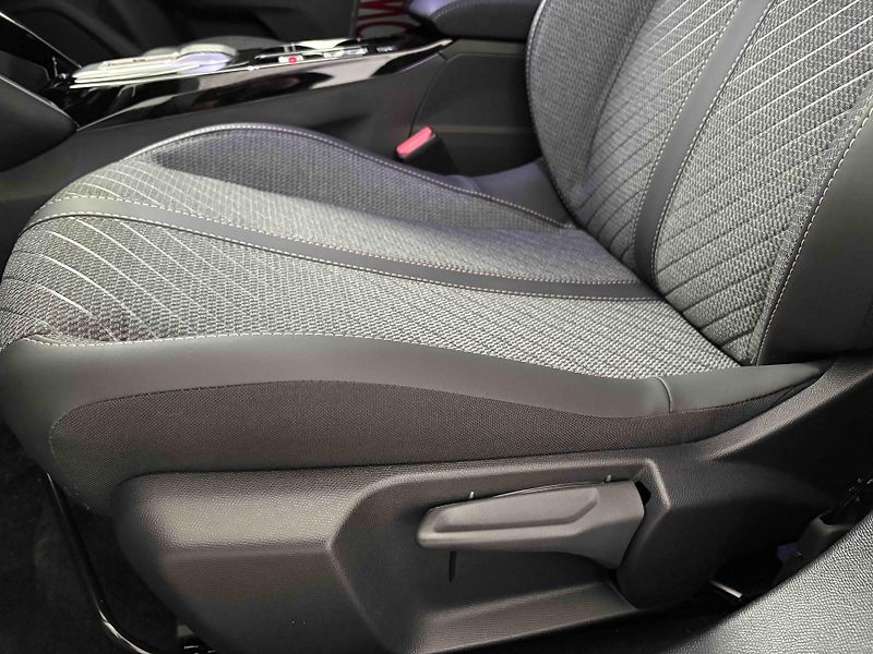 Peugeot 2008 (2026) Allure Hybrid 145 e-DCS6 - fotka 15 z 36