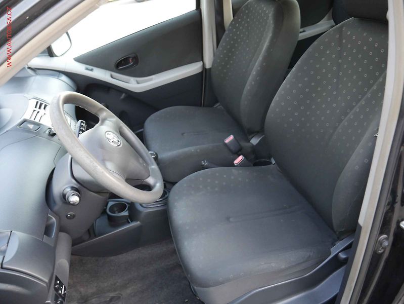 Toyota Yaris (2007) 1.0 i - fotka 9 z 13