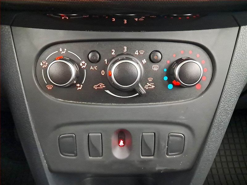 Dacia Sandero (2017) 1.0 SCe, ČR,1.maj - fotka 13 z 15
