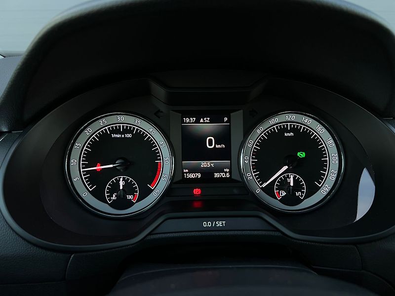 Škoda Octavia 1.6 TDI-DSG-NAVI-PARK.Č - fotka 19 z 46
