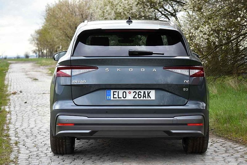Škoda Enyaq iV při jízdě v chladném počasí