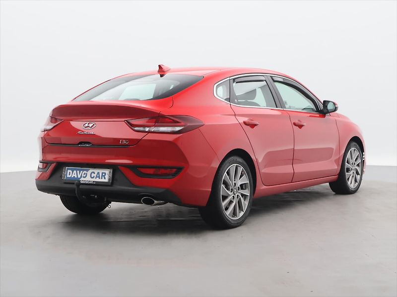 Hyundai i30 1,4 T-GDI 103 kW Style Fastbac - fotka 7 z 33