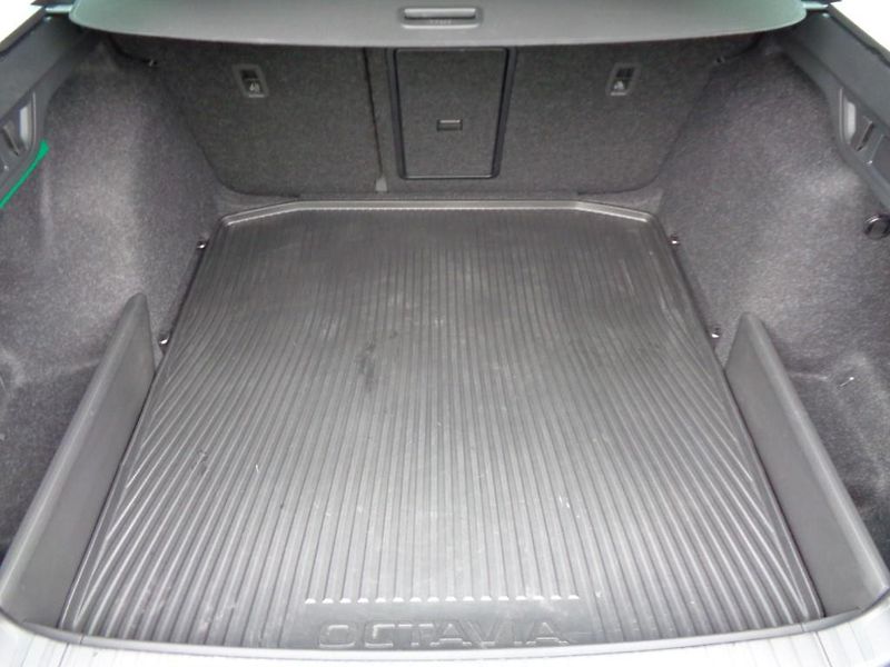 Škoda Octavia COMBI 1.5 eTSI M-HEV Top Selec - fotka 27 z 29
