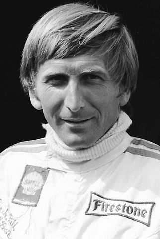 Britský závodník Derek Bell v roce 1970., zdroj: Wikimedia Commons, Raimund Kommer, CC BY-SA 3.0